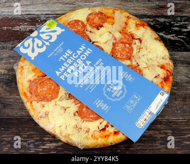 La pizza M and S Food à emporter la pizza américaine au pepperoni avec une pâte fermentée lente 24h garnie de pepperoni épicé, de fromage mozzarella et de tomates riches Banque D'Images