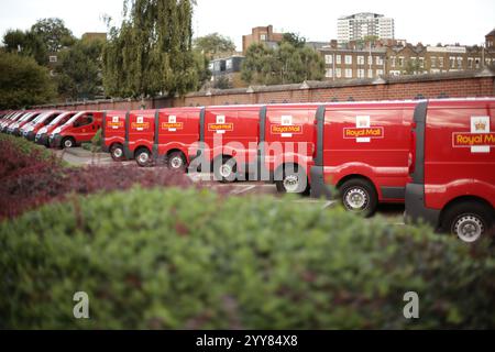 Photo du dossier datée du 13/09/15 d'une rangée de fourgonnettes de livraison Royal mail garées au Mount Pleasant mail Centre à Londres. La vente de Royal mail au milliardaire tchèque Daniel Kretinsky a franchi une nouvelle étape vers l'achèvement, après avoir obtenu le feu vert pour des raisons de sécurité nationale. Pat McFadden, le chancelier du duché de Lancaster, a approuvé l'accord en vertu de la loi sur la sécurité nationale et l'investissement. Date d'émission : vendredi 20 décembre 2024. Banque D'Images