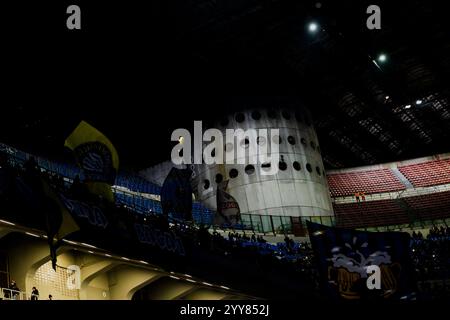 Vue générale du stade San Siro lors du match de la Coppa Italia entre le FC Internazionale et l'Udinese Calcio le 19 décembre 2024 au stade Giuseppe Meazza à Milan, en Italie Banque D'Images