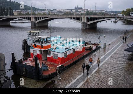 Prague, République tchèque. 5 octobre 2024 - bateaux amarrés à la rivière Vltava en automne Banque D'Images