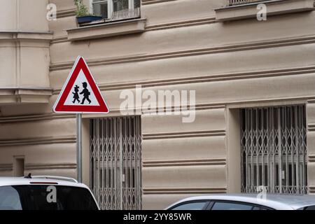 Signe d'avertissement pour la zone scolaire en zone urbaine Banque D'Images