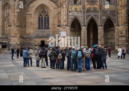 Prague, République tchèque. Le 4 octobre 2024 -les visiteurs se sont rassemblés devant la cathédrale du Nouveau Vitus Banque D'Images