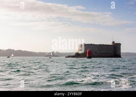 Le Château du Taureau dans la Baie de Morlaix, Finistère, Bretagne, France Banque D'Images