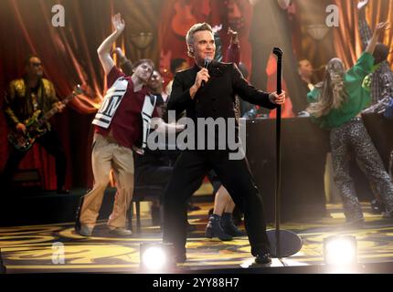 UTILISATION ÉDITORIALE UNIQUEMENT Robbie Williams se produit lors du tournage de l'épisode de la Saint-Sylvestre de The Graham Norton Show, au BBC Studioworks 6 Television Centre, Wood Lane, Londres, qui sera diffusé sur BBC One le mardi 31 décembre. Date d'émission : vendredi 20 décembre 2024. Banque D'Images