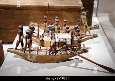 Ancien bateau égyptien modèle en bois de la tombe de Shemes, Royaume du moyen (1980-1700 av. J.-C.), Asyut. Musée égyptien, Turin. Banque D'Images