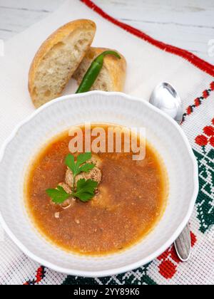 ciorba roumaine de perisoare ou soupe de boulettes de viande Banque D'Images