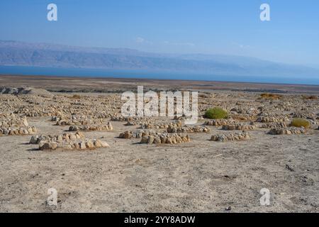 Ancien cimetière sur le site archéologique de Qumran sur la rive de la mer morte, en Cisjordanie, Israël Qumran était habité par une secte juive de l'époque Banque D'Images