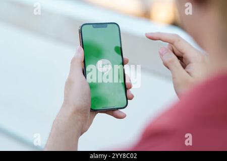 CHIANG mai, THAÏLANDE - 18 décembre 2024 : homme tenant iphone 13 Pro avec des applications EN LIGNE sur l'écran. LINE est une nouvelle application de communication qui vous permet de faire Banque D'Images