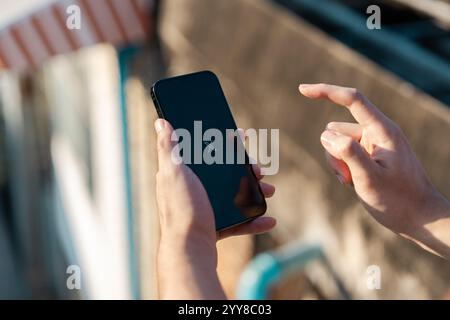 CHIANG mai, THAÏLANDE - 18 décembre 2024 : homme utilisant X nouvelle application twitter sur son iPhone 13 Pro. Gros plan d'un nouveau logo d'application Twitter X. Banque D'Images