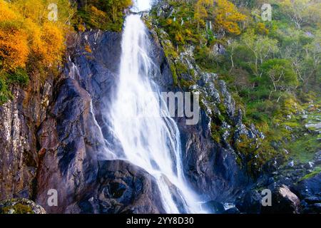En fin d'après-midi à l'automne, Afon Goch tombe sur une paroi rocheuse créant les 37 mètres d'altitude des chutes d'Aber. Banque D'Images