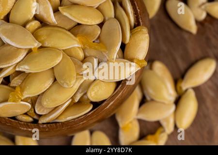 graines de citrouille qui viennent d'être retirées d'un gros plan de citrouille coupé Banque D'Images