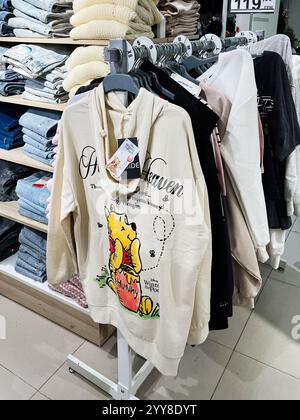Kiev, Ukraine - 18 décembre 2024 : sweats à capuche représentant un personnage de dessin animé populaire exposé dans un magasin de vêtements. Ils contiennent des illustrations colorées et Banque D'Images