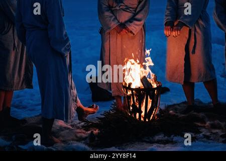 Rassemblement autour du panier de feu lors de la soirée Icy Banque D'Images