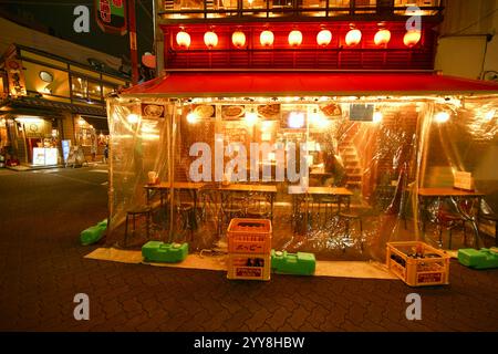 Tokyo, Japon - 26 novembre 2024 : quartier commerçant d'Asakusa la nuit Banque D'Images