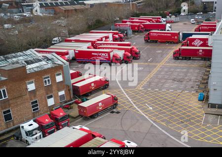 St Stephens Street, Birmingham, 20 décembre 2024 - le Royal mail Birmingham mail Centre et dépôt plein de camions et de fourgonnettes le vendredi 20 décembre, la dernière date d'affichage de Noël pour la poste de 1re classe. Crédit : British News and Media/Alamy Live News Banque D'Images