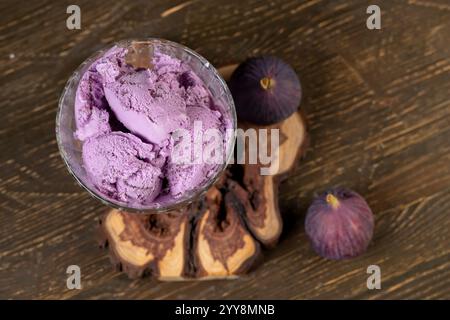 crème glacée froide et figues mûres violettes sur la table, crème glacée violette et fruits de figue Banque D'Images