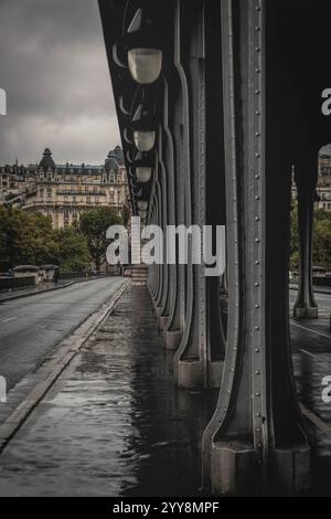 Explorez l'ambiance parisienne depuis Pont de Bir-Hakeim, où chaque coin de rue raconte une histoire à travers son architecture intemporelle et sa vie urbaine dynamique Banque D'Images