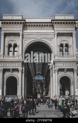 Promenez-vous dans l'historique Galleria Vittorio Emanuele II, un chef-d'œuvre d'architecture et le paradis du shopping de Milan Banque D'Images