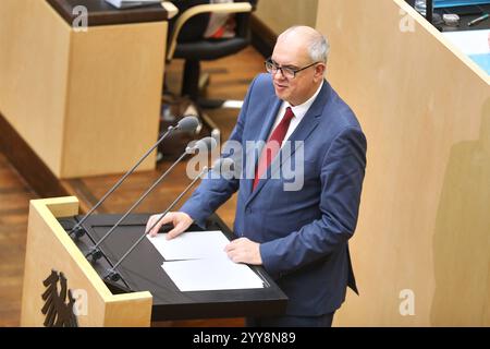 Berlin, Deutschland, 20 décembre 2024 : Bundesrat : 1050. Sitzung des Bundesrates : Andreas Bovenschulte, SPD, Bürgermeister von Bremen, hält eine Rede *** Berlin, Allemagne, 20 12 2024 Bundesrat 1050 Réunion du Bundesrat Andreas Bovenschulte, SPD, maire de Brême, prononce un discours Copyright : xdtsxNachrichtenagenturx dts 54240 Banque D'Images