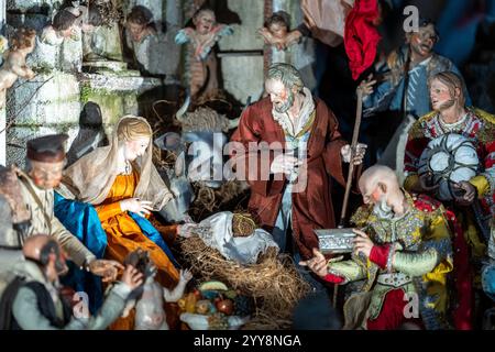 Paris, France. 20 décembre 2024. Olivier Ribadeau Dumas, recteur-archiprêtre de la cathédrale notre-Dame, bénit la scène de la Nativité de Noël à la cathédrale notre-Dame de Paris avant les prochaines vacances de Noël, à Paris, France, le 20 décembre 2024. La cathédrale notre-Dame de Paris a rouvert ses portes le 7 décembre après près de six ans de travaux de rénovation suite à sa destruction par un incendie le 15 avril 2019. Photo de Alexis Jumeau/ABACAPRESS. COM Credit : Abaca Press/Alamy Live News Banque D'Images