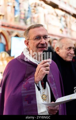 Paris, France. 20 décembre 2024. Olivier Ribadeau Dumas, recteur-archiprêtre de la cathédrale notre-Dame, bénit la scène de la Nativité de Noël à la cathédrale notre-Dame de Paris avant les prochaines vacances de Noël, à Paris, France, le 20 décembre 2024. La cathédrale notre-Dame de Paris a rouvert ses portes le 7 décembre après près de six ans de travaux de rénovation suite à sa destruction par un incendie le 15 avril 2019. Photo de Alexis Jumeau/ABACAPRESS. COM Credit : Abaca Press/Alamy Live News Banque D'Images