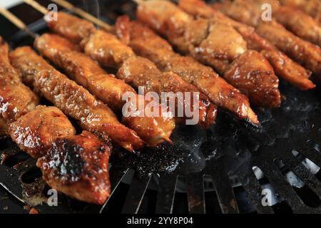 Gros plan préparation du poulet Satay pr Sate Ayam sur la poêle grillagée Banque D'Images