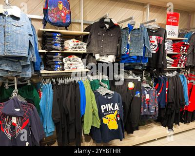 Kiev, Ukraine - 18 décembre 2024 : collection lumineuse et vibrante de vêtements pour enfants mettant en vedette des personnages populaires exposés dans un cadre décontracté. ID Banque D'Images
