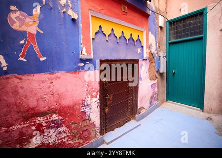 vieille petite porte basse entrée d'un riad dans l'une des rues étroites de la vieille ville médina de marrakech, maroc Banque D'Images