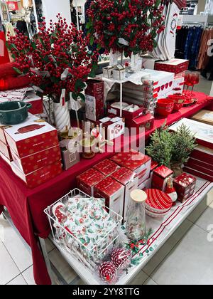 Kiev, Ukraine - 18 décembre 2024 : belle exposition de décorations et de cadeaux sur le thème des fêtes arrangés dans un magasin pour Noël. Rouge et vert éclatant Banque D'Images