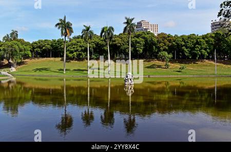 RIO DE JANEIRO, BRÉSIL - 13 décembre 2024 : Quinta da Boa Vista lac avec la sculpture le chant des sirènes de Nicolina Pinto do Couto Banque D'Images