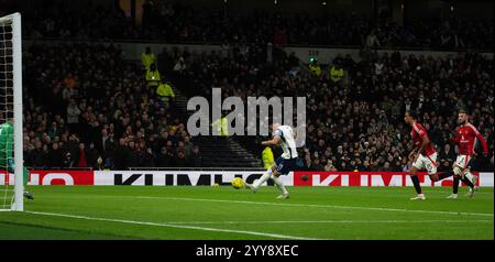 Londres, Royaume-Uni. 19 décembre 2024. Dominic Solanke de Tottenham Hotspur marque le 1er but de son équipe. Carabao Cup, match quart de finale de la Coupe EFL, Tottenham Hotspur v Manchester Utd au Tottenham Hotspur Stadium à Londres le jeudi 19 décembre 2024. Cette image ne peut être utilisée qu'à des fins éditoriales. Usage éditorial exclusif photo par Sandra Mailer/Andrew Orchard photographie sportive/Alamy Live News crédit : Andrew Orchard photographie sportive/Alamy Live News Banque D'Images