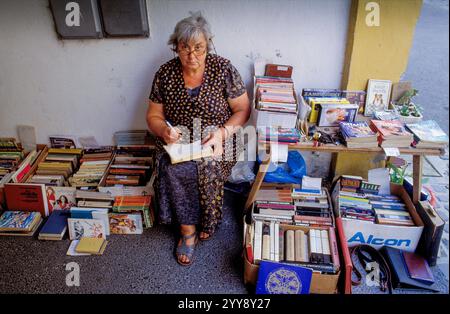 Hongrie, Budapest, vente de livres d'occasion au coin de la rue dans le centre-ville. Banque D'Images