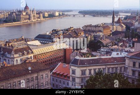 Hongrie, Budapest, panorama de la ville avec les chambres du parlement et le Danube. Banque D'Images