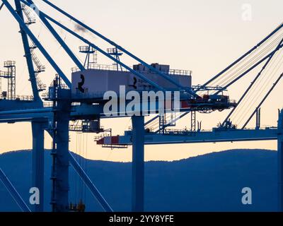 Grues passerelle dans le port de Rijeka Banque D'Images