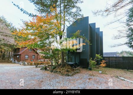 Yamanashi, Japon - 26 novembre 2024 : Un hôtel local près du lac Kawaguchi à Minamitsuru Yamanashi Japon. Banque D'Images