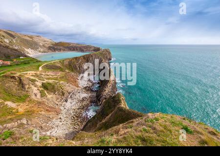 Vue des formations crayeuses de Lulworth Cove près de West Lulworth, sur l'île de Purbeck dans le Dorset, Jurassic Coast, sud de l'Angleterre. Banque D'Images