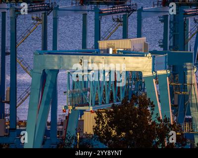 Grues passerelle dans le port de Rijeka Banque D'Images