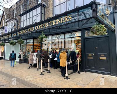 Magasin de thé Betty à Ilkley Yorkshire Angleterre nourriture manger l'après-midi tasse de thé soucoupe crème scones petits pains gâteaux serveuse à l'intérieur du stand magasin personne Banque D'Images