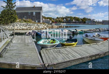 Quais en bois pour petits bateaux : des rangées de bateaux de pêche s'attachent à des quais en bois à Stonington, Maine. Banque D'Images