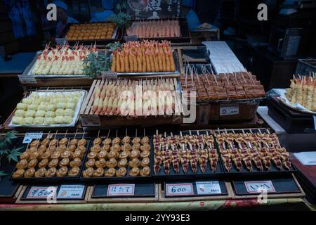 Magasins vendant de la nourriture au marché Nishiki dans le centre-ville de Kyoto Japon Banque D'Images