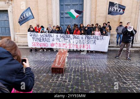 Roma, Italie. 20 décembre 2024. Studenti protestano nei presi di p.zza Montecitorio contro i tagli alle universit&#xe0;, Roma, Venerd&#xec;, 20 Dicembre 2024 (Foto Roberto Monaldo/LaPresse) protestations d'étudiants près de la Chambre des députés contre les coupes dans les universités, Rome, vendredi 20 décembre 2024 (photo de Roberto Monaldo/LaPresse) crédit : LaPresse/Alamy Live News Banque D'Images