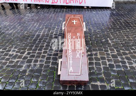 Roma, Italie. 20 décembre 2024. Studenti protestano nei presi di p.zza Montecitorio contro i tagli alle universit&#xe0;, Roma, Venerd&#xec;, 20 Dicembre 2024 (Foto Roberto Monaldo/LaPresse) protestations d'étudiants près de la Chambre des députés contre les coupes dans les universités, Rome, vendredi 20 décembre 2024 (photo de Roberto Monaldo/LaPresse) crédit : LaPresse/Alamy Live News Banque D'Images