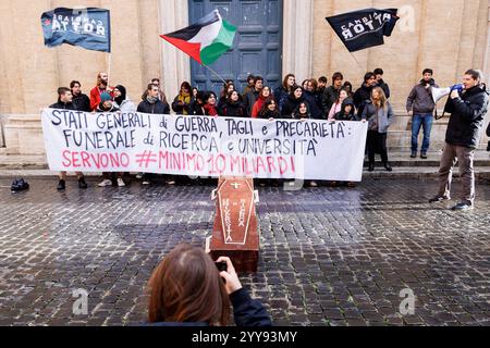 Roma, Italie. 20 décembre 2024. Studenti protestano nei presi di p.zza Montecitorio contro i tagli alle universit&#xe0;, Roma, Venerd&#xec;, 20 Dicembre 2024 (Foto Roberto Monaldo/LaPresse) protestations d'étudiants près de la Chambre des députés contre les coupes dans les universités, Rome, vendredi 20 décembre 2024 (photo de Roberto Monaldo/LaPresse) crédit : LaPresse/Alamy Live News Banque D'Images