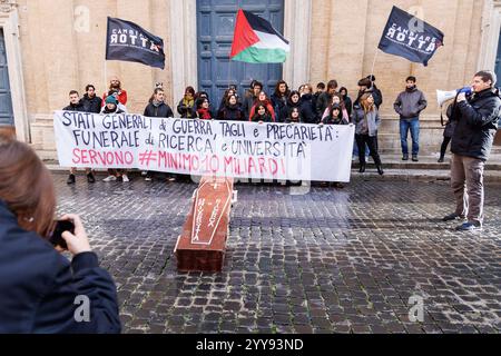 Roma, Italie. 20 décembre 2024. Studenti protestano nei presi di p.zza Montecitorio contro i tagli alle universit&#xe0;, Roma, Venerd&#xec;, 20 Dicembre 2024 (Foto Roberto Monaldo/LaPresse) protestations d'étudiants près de la Chambre des députés contre les coupes dans les universités, Rome, vendredi 20 décembre 2024 (photo de Roberto Monaldo/LaPresse) crédit : LaPresse/Alamy Live News Banque D'Images