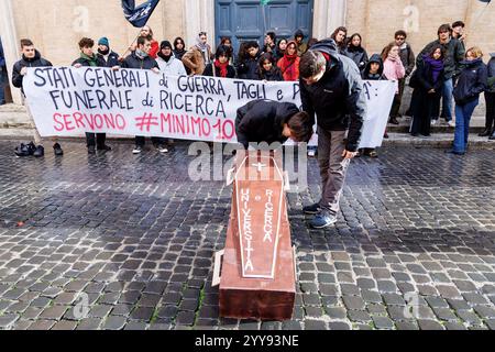 Roma, Italie. 20 décembre 2024. Studenti protestano nei presi di p.zza Montecitorio contro i tagli alle universit&#xe0;, Roma, Venerd&#xec;, 20 Dicembre 2024 (Foto Roberto Monaldo/LaPresse) protestations d'étudiants près de la Chambre des députés contre les coupes dans les universités, Rome, vendredi 20 décembre 2024 (photo de Roberto Monaldo/LaPresse) crédit : LaPresse/Alamy Live News Banque D'Images