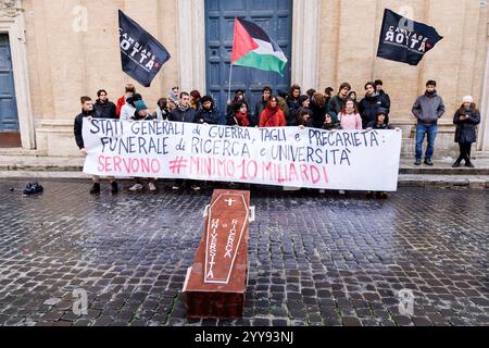 Roma, Italie. 20 décembre 2024. Studenti protestano nei presi di p.zza Montecitorio contro i tagli alle universit&#xe0;, Roma, Venerd&#xec;, 20 Dicembre 2024 (Foto Roberto Monaldo/LaPresse) protestations d'étudiants près de la Chambre des députés contre les coupes dans les universités, Rome, vendredi 20 décembre 2024 (photo de Roberto Monaldo/LaPresse) crédit : LaPresse/Alamy Live News Banque D'Images