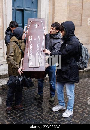 Roma, Italie. 20 décembre 2024. Studenti protestano nei presi di p.zza Montecitorio contro i tagli alle universit&#xe0;, Roma, Venerd&#xec;, 20 Dicembre 2024 (Foto Roberto Monaldo/LaPresse) protestations d'étudiants près de la Chambre des députés contre les coupes dans les universités, Rome, vendredi 20 décembre 2024 (photo de Roberto Monaldo/LaPresse) crédit : LaPresse/Alamy Live News Banque D'Images