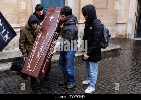 Roma, Italie. 20 décembre 2024. Studenti protestano nei presi di p.zza Montecitorio contro i tagli alle universit&#xe0;, Roma, Venerd&#xec;, 20 Dicembre 2024 (Foto Roberto Monaldo/LaPresse) protestations d'étudiants près de la Chambre des députés contre les coupes dans les universités, Rome, vendredi 20 décembre 2024 (photo de Roberto Monaldo/LaPresse) crédit : LaPresse/Alamy Live News Banque D'Images