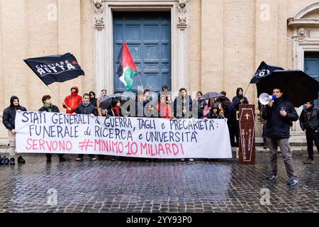 Roma, Italie. 20 décembre 2024. Studenti protestano nei presi di p.zza Montecitorio contro i tagli alle universit&#xe0;, Roma, Venerd&#xec;, 20 Dicembre 2024 (Foto Roberto Monaldo/LaPresse) protestations d'étudiants près de la Chambre des députés contre les coupes dans les universités, Rome, vendredi 20 décembre 2024 (photo de Roberto Monaldo/LaPresse) crédit : LaPresse/Alamy Live News Banque D'Images