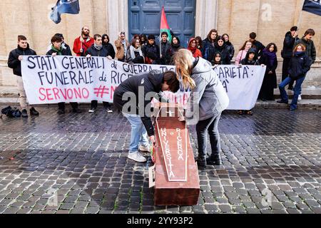 Roma, Italie. 20 décembre 2024. Studenti protestano nei presi di p.zza Montecitorio contro i tagli alle universit&#xe0;, Roma, Venerd&#xec;, 20 Dicembre 2024 (Foto Roberto Monaldo/LaPresse) protestations d'étudiants près de la Chambre des députés contre les coupes dans les universités, Rome, vendredi 20 décembre 2024 (photo de Roberto Monaldo/LaPresse) crédit : LaPresse/Alamy Live News Banque D'Images